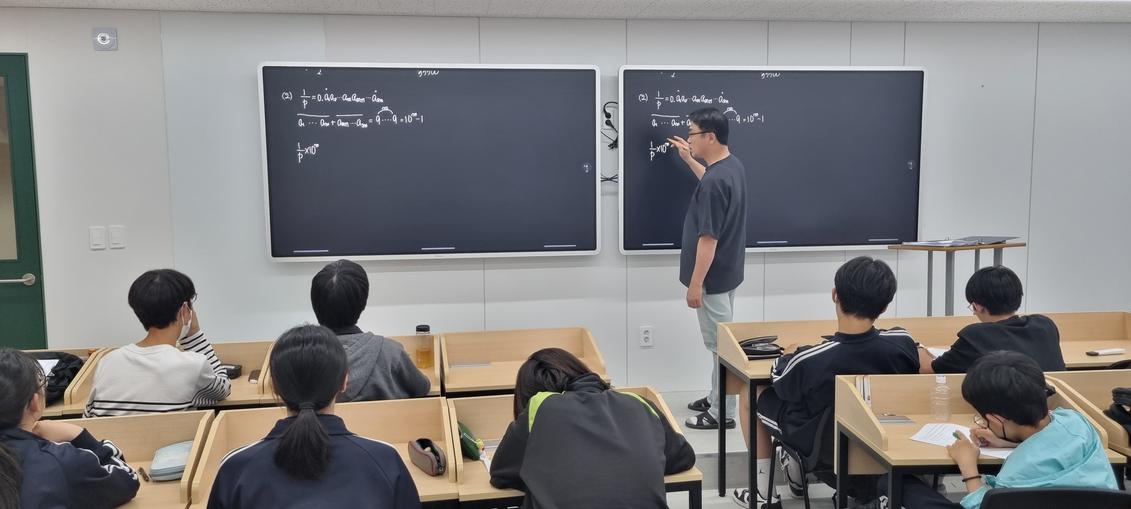 86인치 클래스인 보드 수업 공간